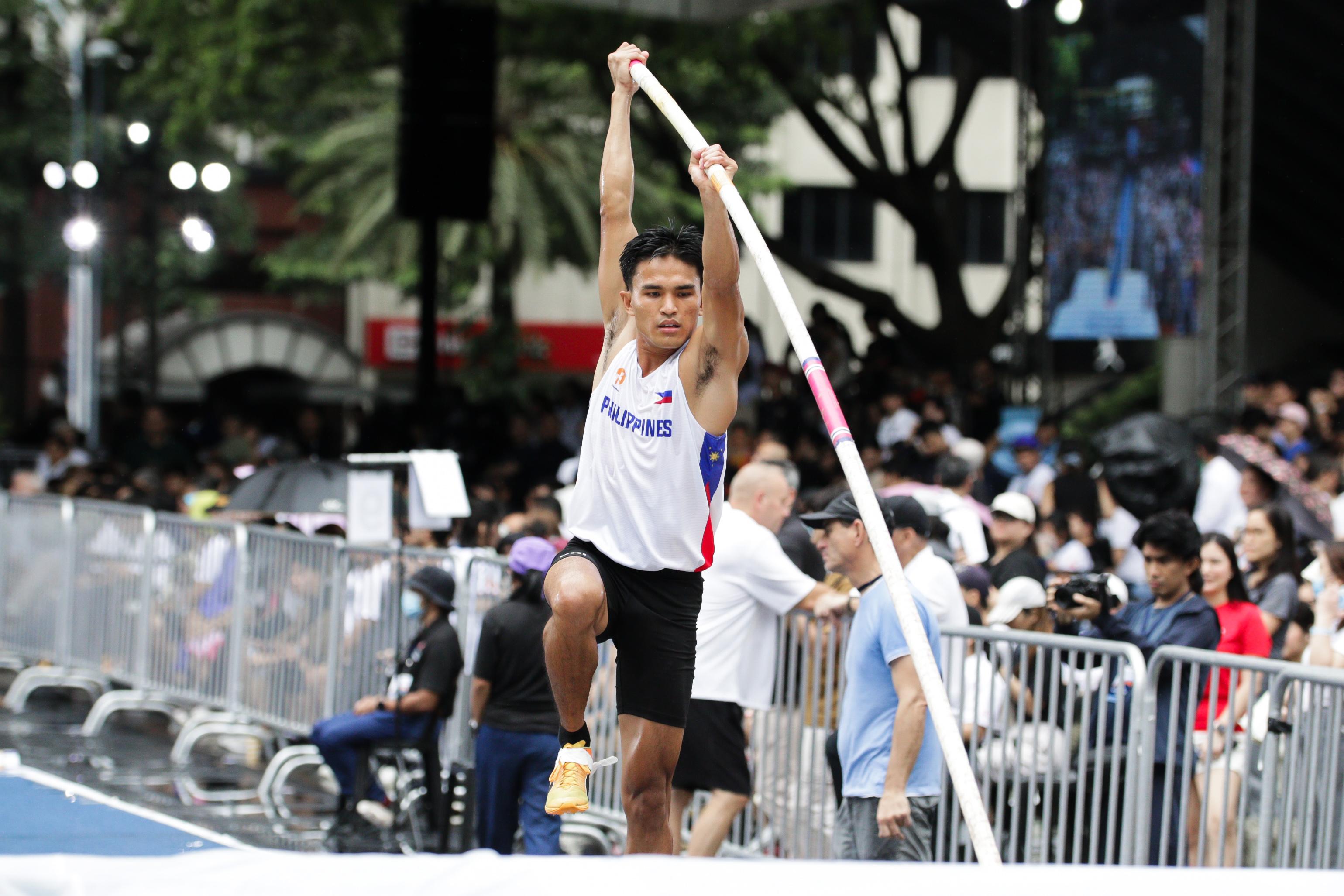 EJ Obiena believes World Pole Vault Challenge was good learning experience for Hokett Delos Santos