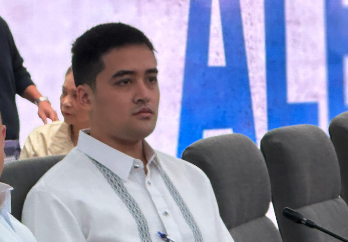Pasig City Mayor Vico Sotto showed up before the House Infrastructure Committee flood control investigation on Tuesday, September 9. Sotto’s presenc