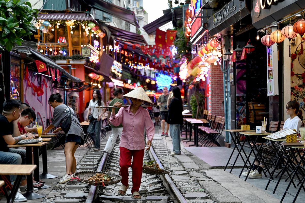 Tourists dice with danger on Hanoi's train street