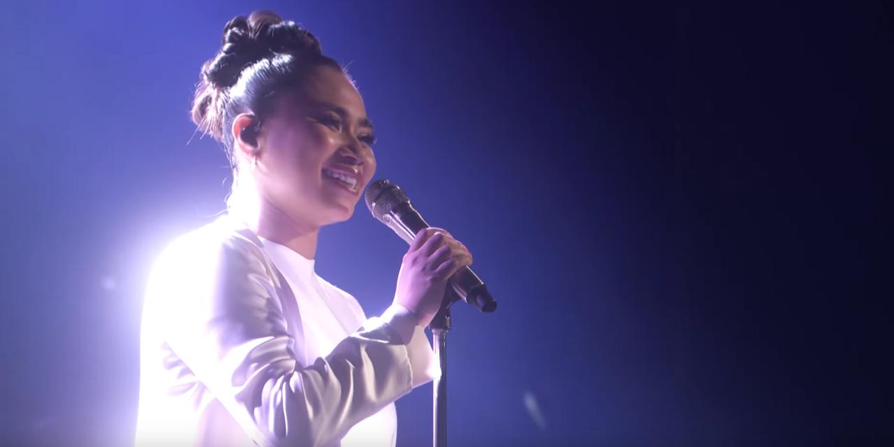 Jessica Sanchez gets a standing ovation for Die With A Smile performance on America's Got Talent. Photo: AGT