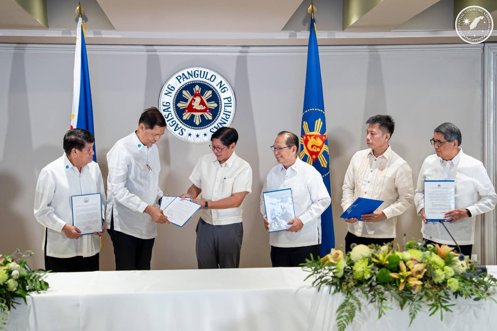 Military officers present manifestos of support for Marcos' anti-corruption drive