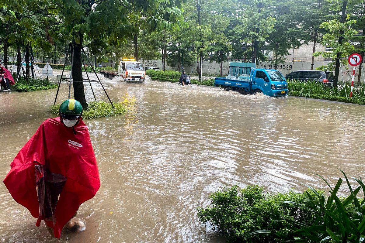 Typhoon Bualoi death toll rises to 19 in Vietnam as Hanoi streets flooded