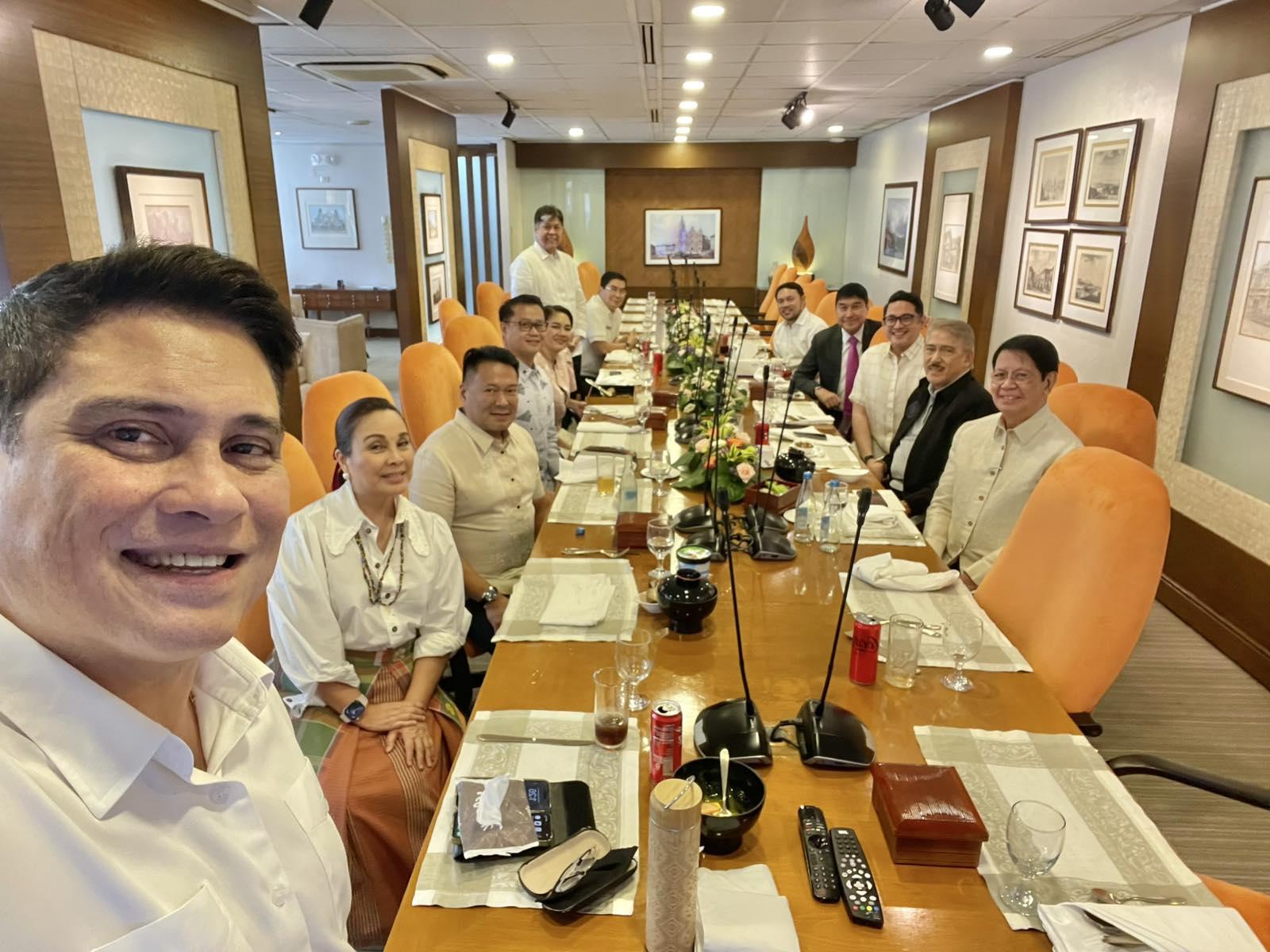New Senate majority bloc holds first caucus