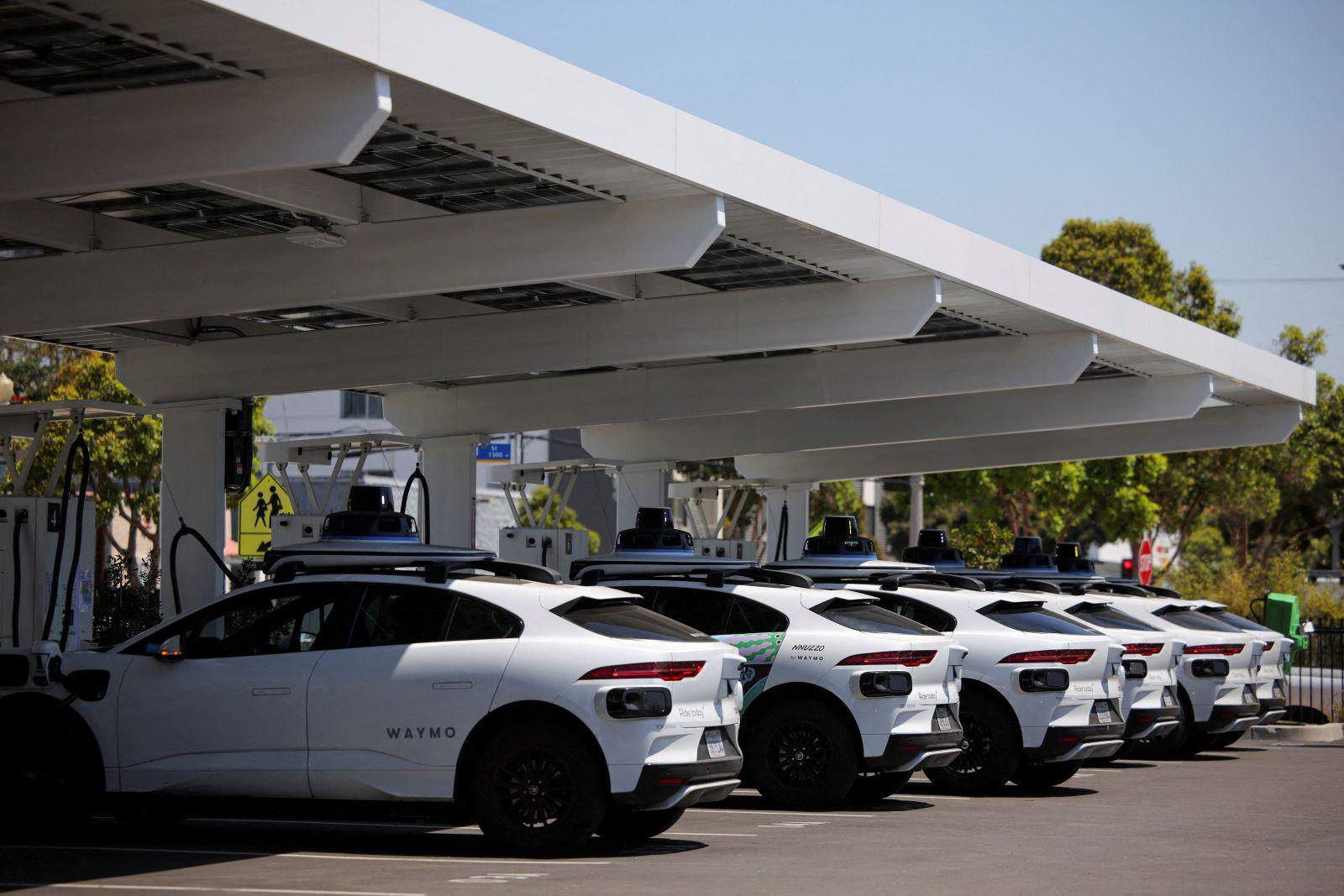 US cops pull over driverless car after illegal U-turn