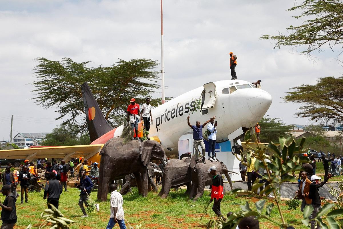 Mourners storm Kenyan airport to receive opposition leader Odinga’s body