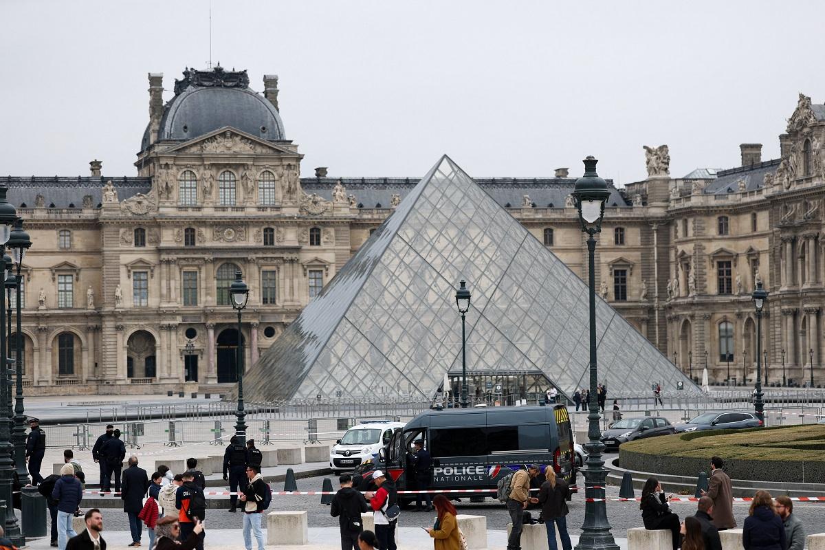Chainsaw-wielding robbers flee Louvre with jewelry