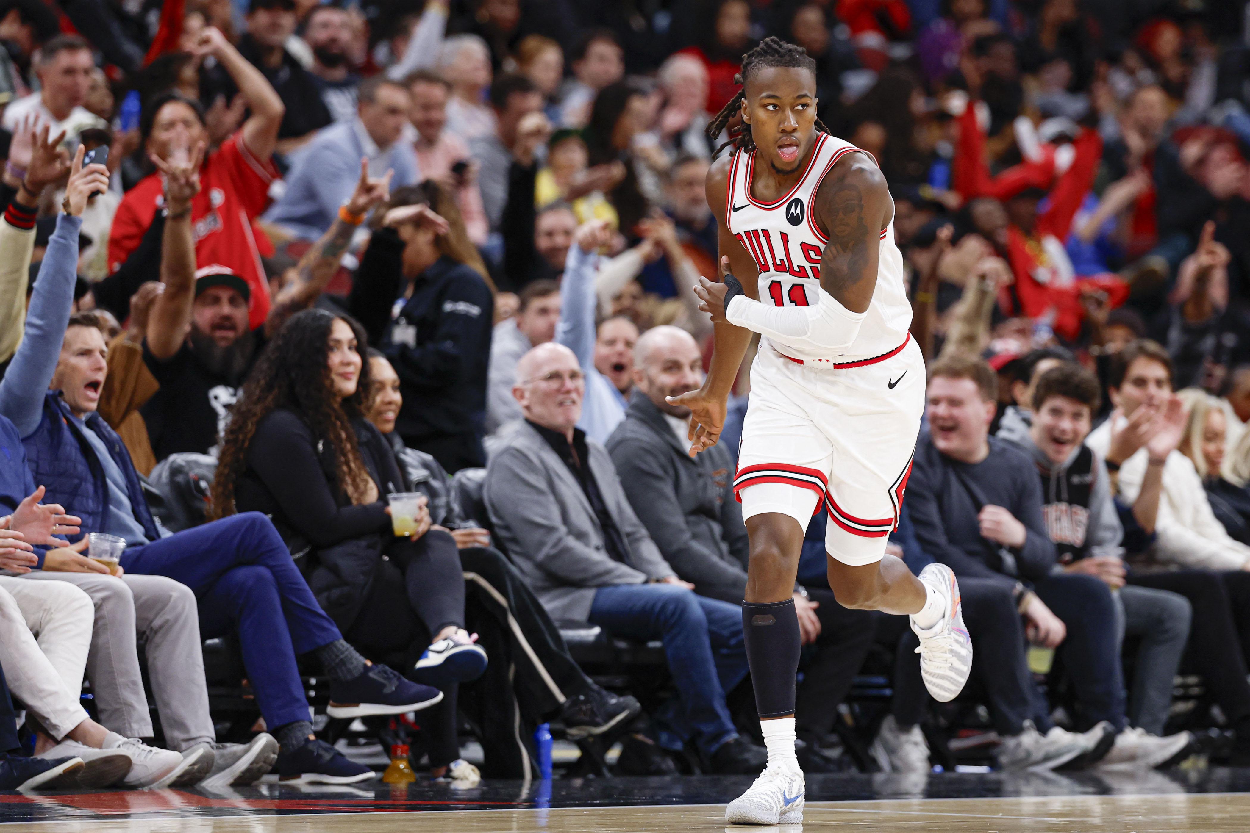 NBA: Bulls hold off Hawks to stay unbeaten to start season
