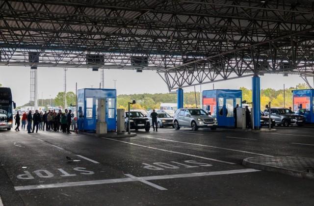 People undergo registration under the Entry/Exit System (EES), which requires all non-EU citizens to provide personal details, including fingerprints and facial images, upon their first entry into the Schengen area, at the Bajakovo border crossing in Croatia, October 12, 2025. REUTERS/ Antonio Bronic