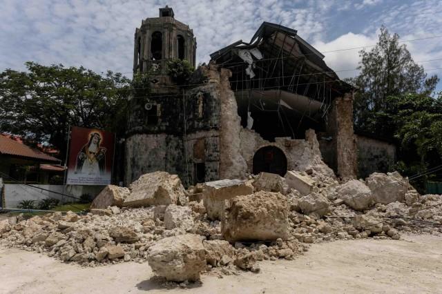 Debris lies around the damaged century old Daanbantayan Church formally known as the Archdiocesan Shrine of Sta. Rosa de Lima, following the magnitude 6.9 quake in Daanbantayan, Cebu, Philippines, October 3, 2025. REUTERS/Eloisa Lopez