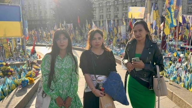 Brave to Rebuild volunteers (from left to right) Ivan Antoniuk, Polina Riabchuk, Igor Zyabrev, Anna Zakharenkova, and Serhii Taranovych of Open Door Ukraine organize weekly events for Kyivans and Ukrainians to assist rebuilding work, including the repurposing of a building in central Kyiv into a mental health hub for veterans. Andy Peñafuerte III