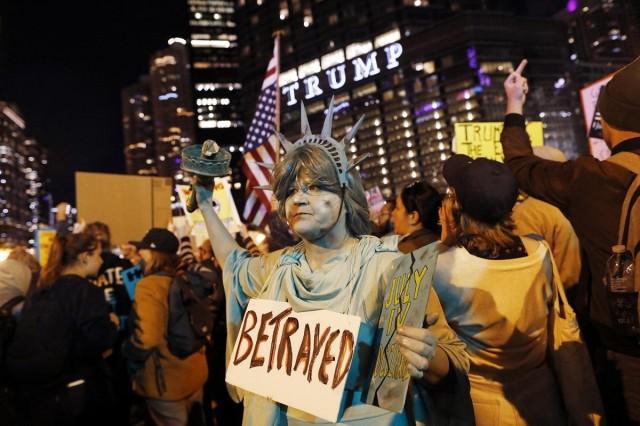 A protester, wearing a Statue of Liberty costume, attends a demonstration against the arrival of the Texas National Guard and US Immigration and Customs Enforcement agents in downtown Chicago, Illinois, on October 8, 2025. Octavio Jones/ AFP