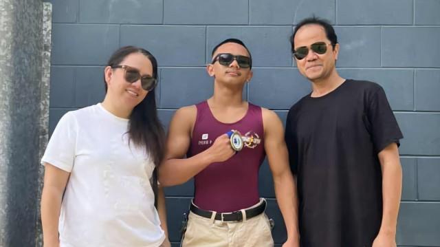 Gabriel with parents Michael and Rose after winning gold at the 2025 Australian Weightlifting Federation (AWF) Youth and Under 15 Championships on October 18, 2025 at Queensland, Australia. Courtesy: Seanna Intal