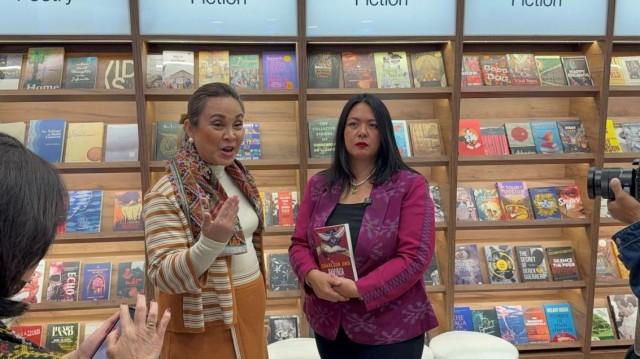 Senator Loren Legarda (left) opened the session on Philippine cultural diplomacy, saying despite controversies at home, 'there is always lightâ€¦ that is illuminated through the creatives, cultural bearers, and the knowledge-makers present here in Germany and in the Philippines.' Beside Legarda is National Book Development Board Director Charisse Aquino-Tugade. ANDY PEÃ‘AFUERTE III