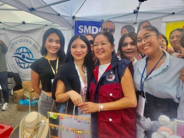 Italy-based Filipino student Jille Lu Padua (second from left) presents her handcrafted crochet bag to First Lady Liza Araneta-Marcos at the launch of the 'Bagong Bayani ng Mundo: Serbisyo Caravan' in Rome on Sunday, October 12, 2025. PIA GONZALEZ-ABUCAY