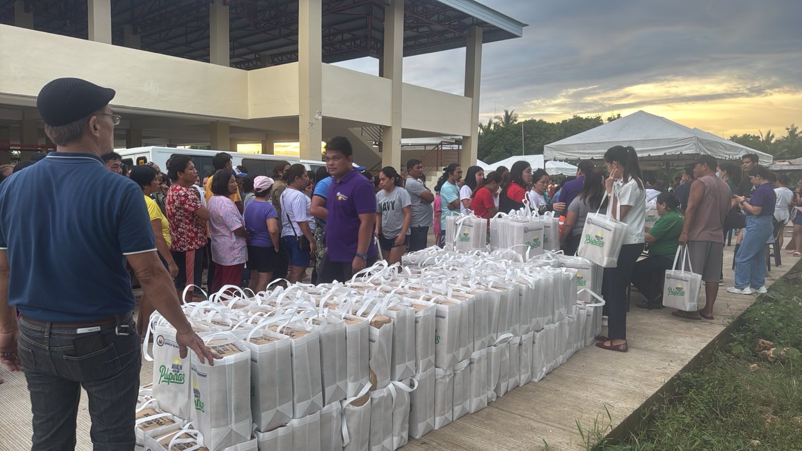 OVP delivers relief boxes to earthquake-hit towns in Cebu