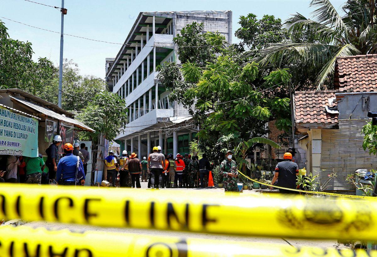 Indonesian rescuers race against time to save students trapped under collapsed school