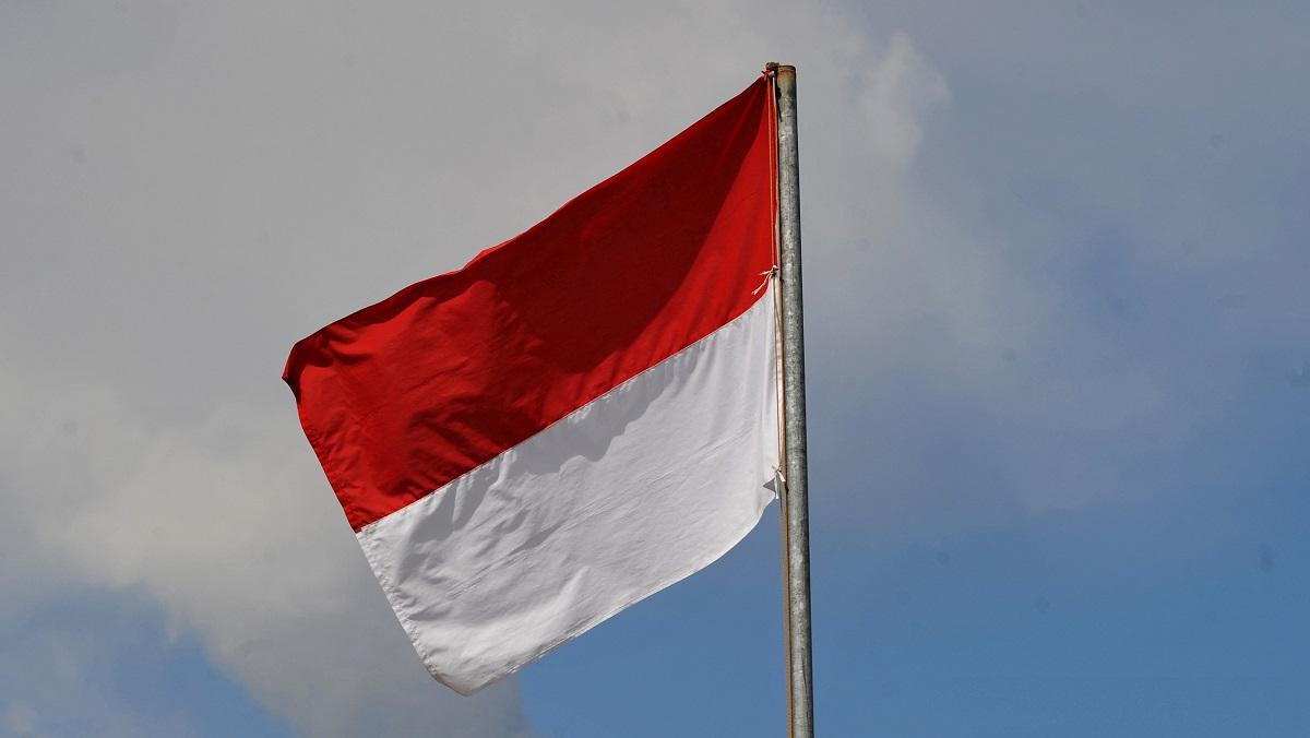 Indonesia oil tanker catches fire, killing 10, local police say