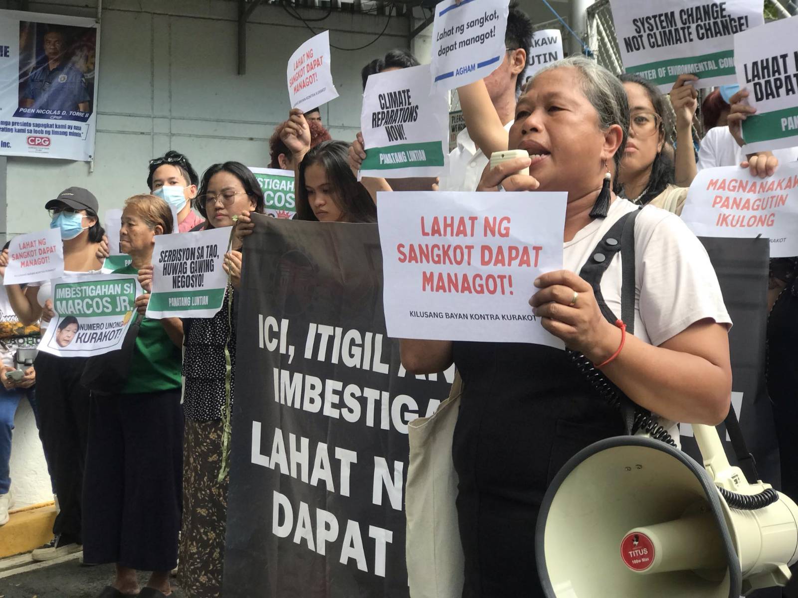 Groups, students hold Black Friday protests vs. corruption