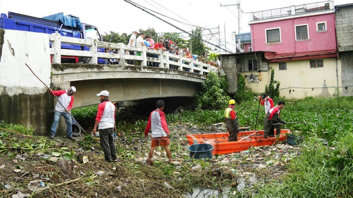 MMDA cleans Pasig canal to help prevent flooding