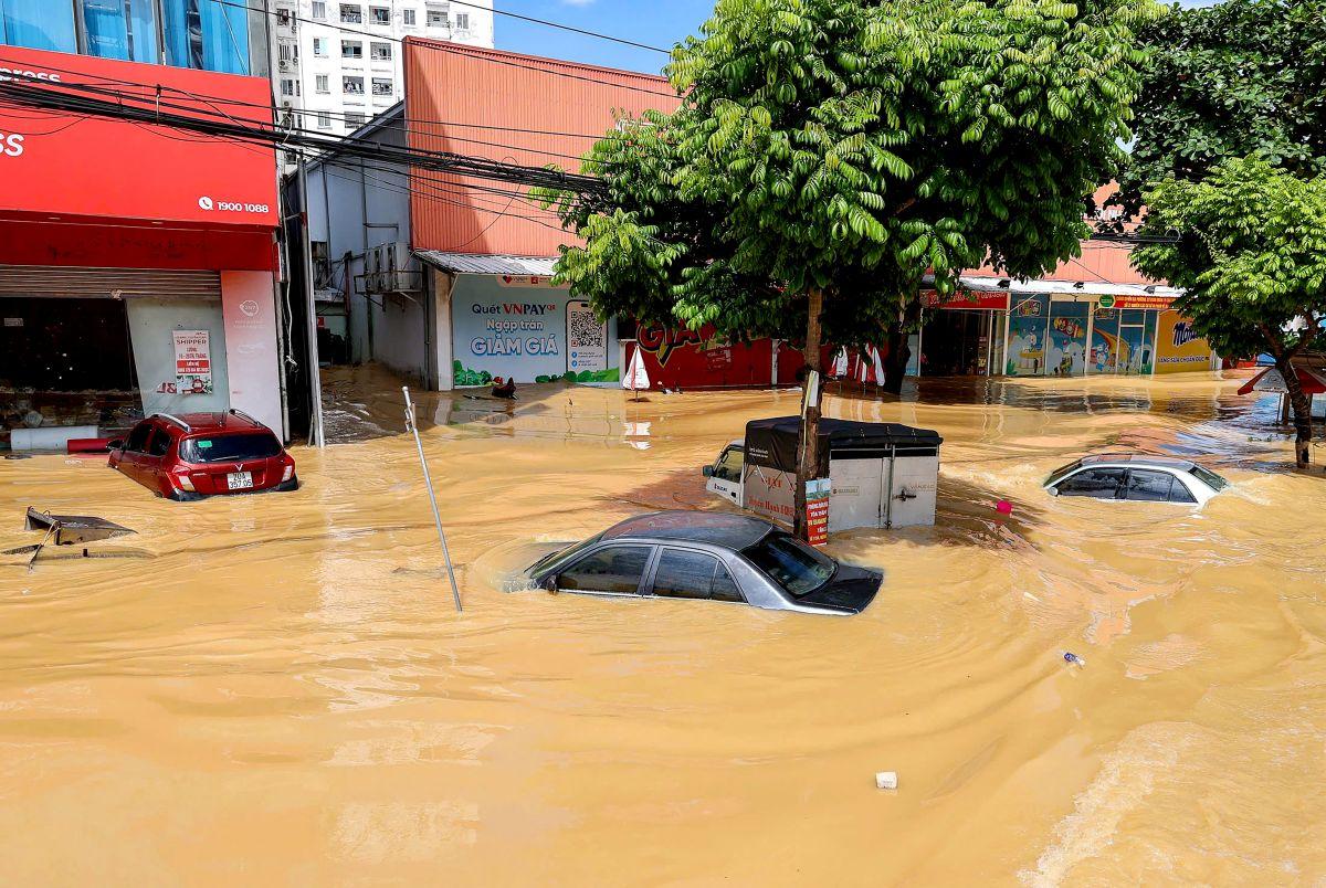 Thousands stranded as record floods submerge Vietnam streets