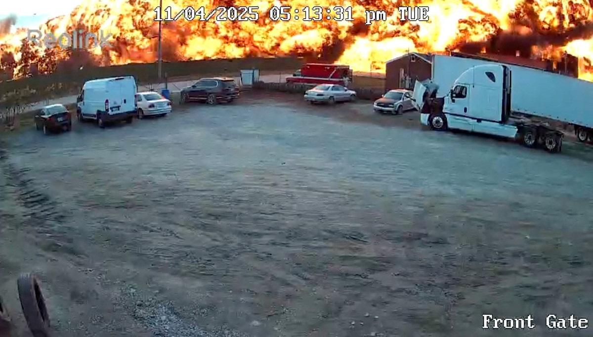 9 killed in cargo plane crash in Louisville, Kentucky