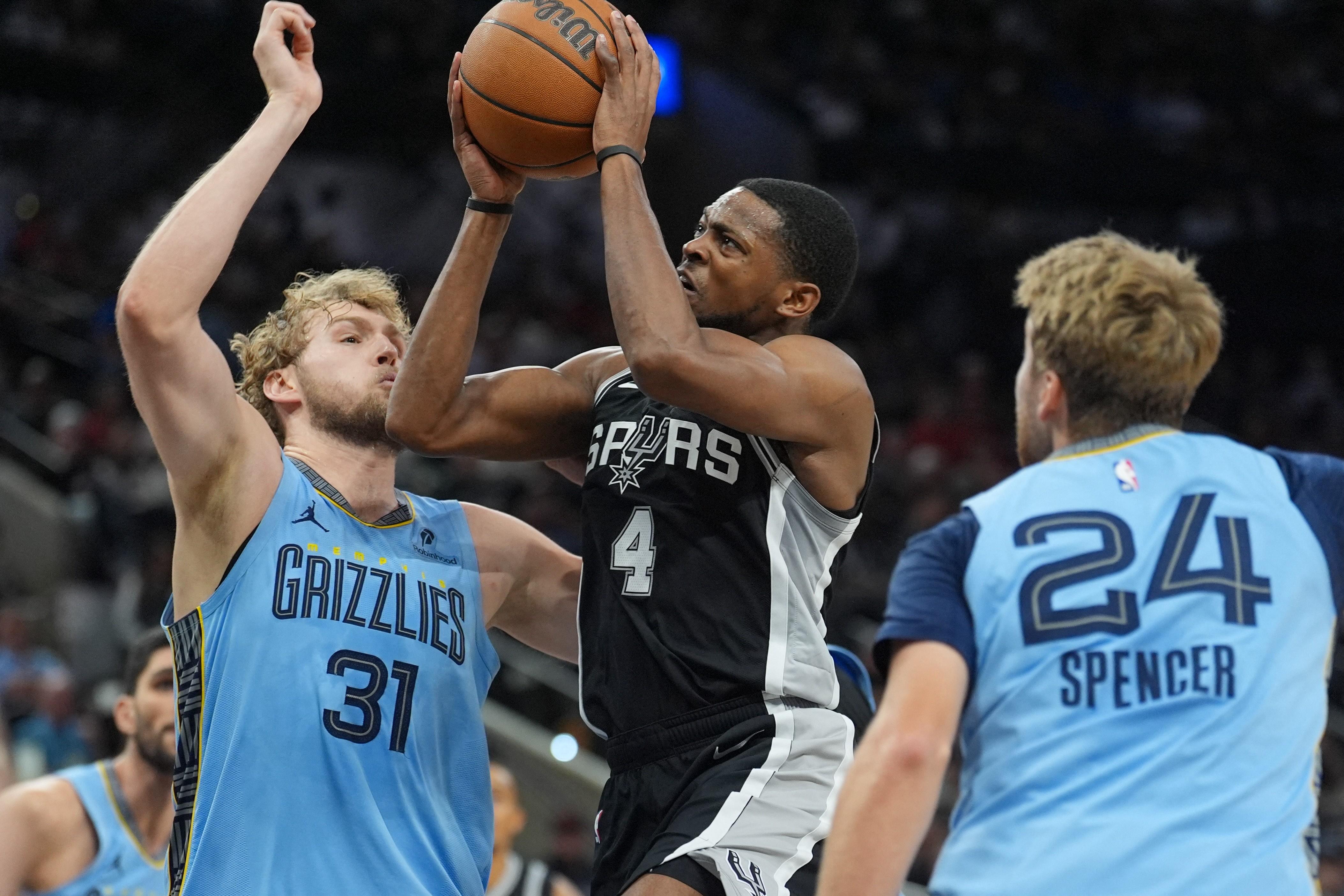 NBA: De'Aaron Fox, Harrison Barnes lead late rush as Spurs surge past Grizzlies