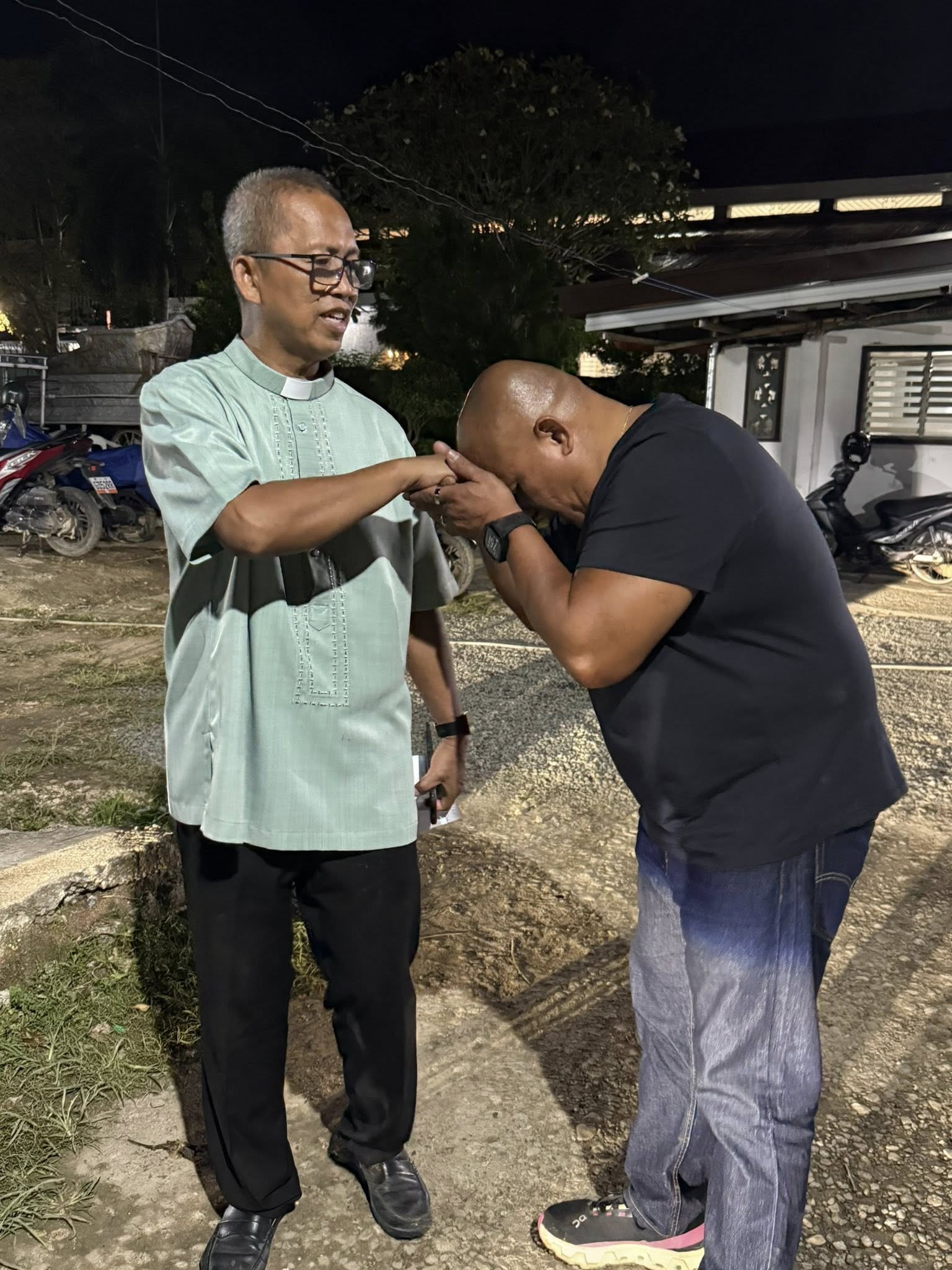 Bato posts photos of him seeking guidance from Cebu priest