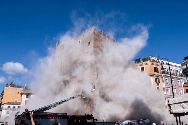 Dust rises as part of the Torre dei Conti tower collapses following an earlier partial collapse, near Via dei Fori Imperiali, near the Colosseum, in Rome, Italy, November 3, 2025. REUTERS/ Remo Casilli