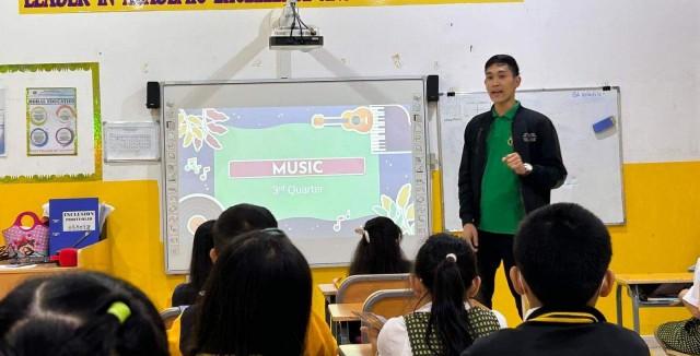 The barista is now a teacher. Aries Galang teaching one of his classes in Dubai. Courtesy: Aries Galang
