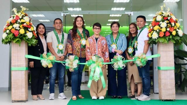 LANDBANK President and CEO Lynette V. Ortiz (middle) and Negros Occidental 6th District Representative Mercedes K. Alvarez (3rd from left) lead the ribbon-cutting ceremony for the inauguration of the LANDBANK Negros Occidental South Corporate Center on 29 October 2025 in Kabankalan City. They are joined by Kabankalan City Mayor Benjie M. Miranda (rightmost), Vice Mayor Divina Gracia S. Miranda (2nd from right), Sipalay City Mayor Maria Gina M. Lizares (3rd from right), Candoni Mayor Ray R. Ruiz (2nd from left), and LANDBANK First Vice President Vivian M. Ca&Atilde;&plusmn;onero (leftmost).