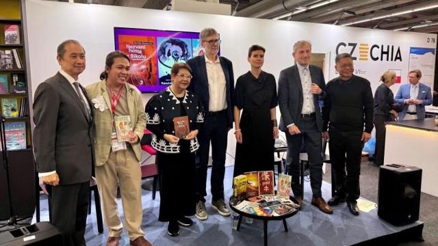 Filipina writer Karina Bolasco, who was part of the Philippine organizing team, handed over a glass-encased scroll with an excerpt from the novel, 'Too Loud a Solitude', by Czech author Bohumil Hrabal to Dr. Toma&Aring;&iexcl; Kubi?ek, the director of the Czech Republic&acirc;s Guest of Honor team for 2026. ANDY PE&Atilde;AFUERTE III