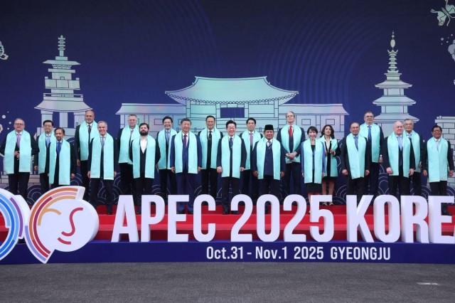 Australia's Prime Minister Anthony Albanese, Brunei's Sultan Hassanal Bolkiah, Canada's Prime Minister Mark Carney, Chile's President Gabriel Boric, China's President Xi Jinping, South Korea's President Lee Jae-myung, Indonesia's President Prabowo Subianto, Japan's Prime Minister Sanae Takaichi, Malaysia's Prime Minister Anwar Ibrahim, New Zealand's Prime Minister Christopher Luxon, Philippines' President Ferdinand Marcos Jr., Hong Kong's Chief Executive John Lee, Papua New Guinea's Deputy Prime Minister John Rosso, Russia's Deputy Prime Minister for International Affairs Alexei Overchuk, Singapore's Prime Minister Lawrence Wong, Thailand's Prime Minister Anutin Charnvirakul, Vietnam's President Luong Cuong, United States' Treasury Secretary Scott Bessent, Peru's Minister of Foreign Trade and Tourism Teresa Mera, Mexico's Minister of Economy Marcelo Ebrard, and Taiwan's Senior Advisor Lin Hsin-i pose for a group photo during the Asia-Pacific Economic Cooperation (APEC) summit in Gyeongju, South Korea, November 1, 2025. Yonhap via REUTERS