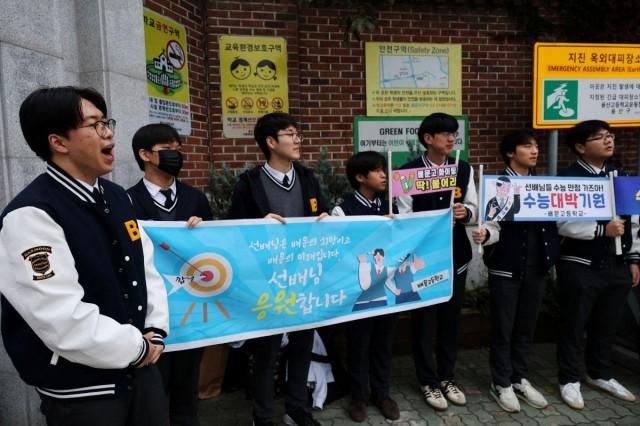 Students cheer up their peers who will take the annual college entrance examinations at an exam hall, in Seoul, South Korea, November 13, 2025. REUTERS/Kim Hong-Ji