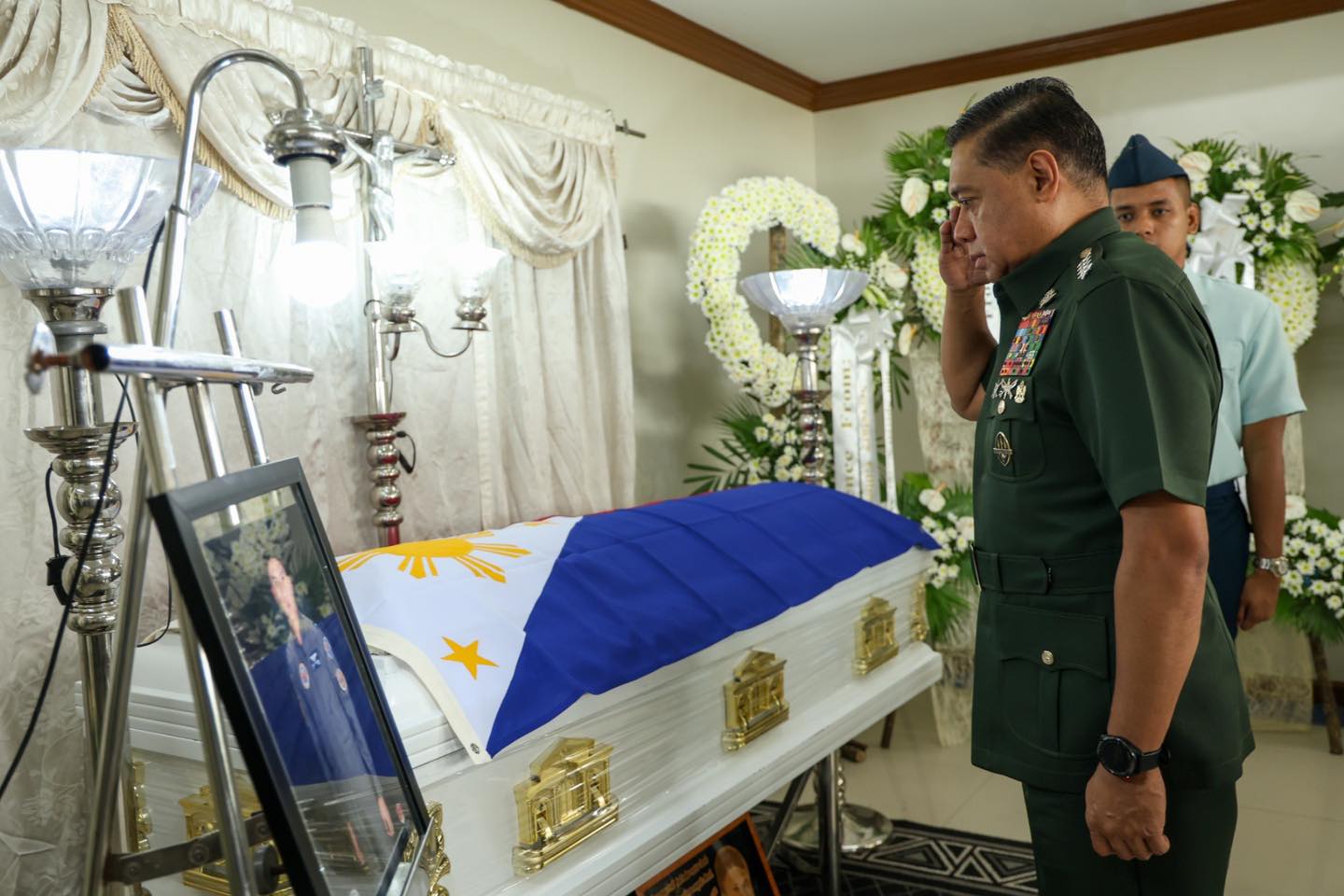AFP chief Brawner offers condolences, visits wake of fallen PAF men