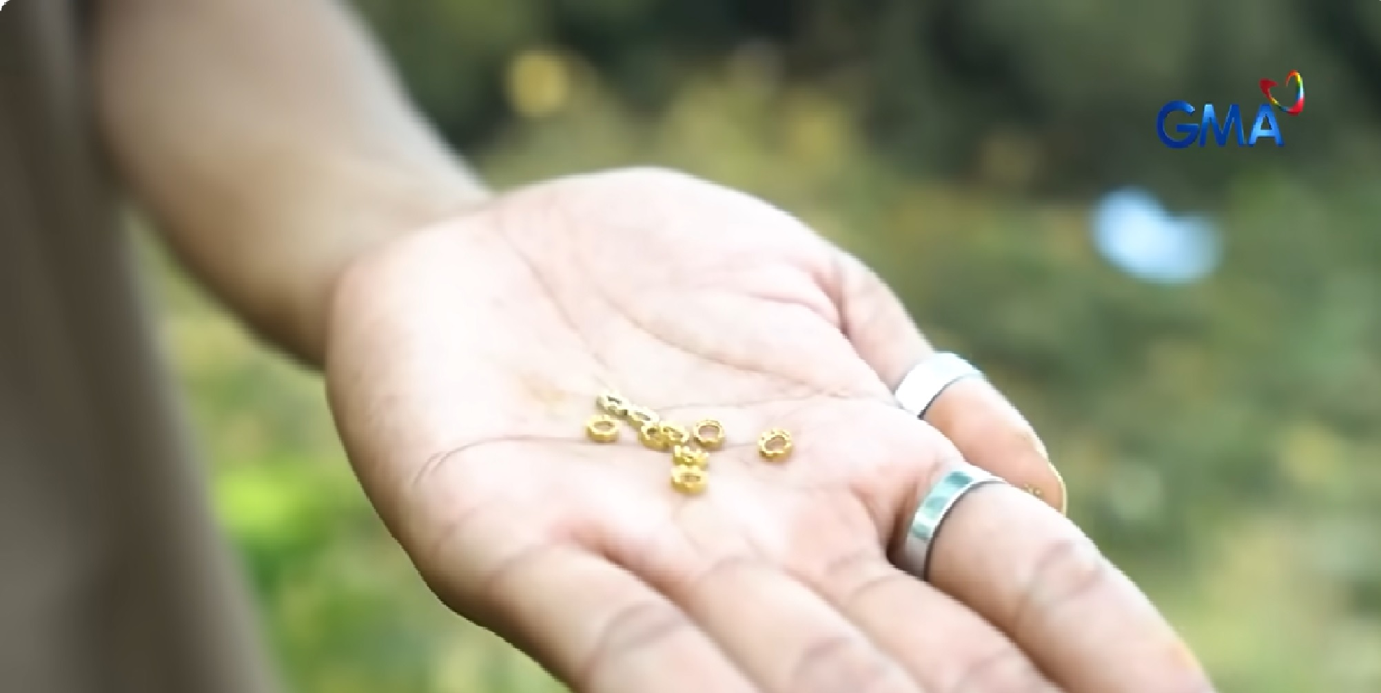 Ilang residente sa Cebu, biniyayaan ng ginto sa dalampasigan matapos salantahin ng kalamidad