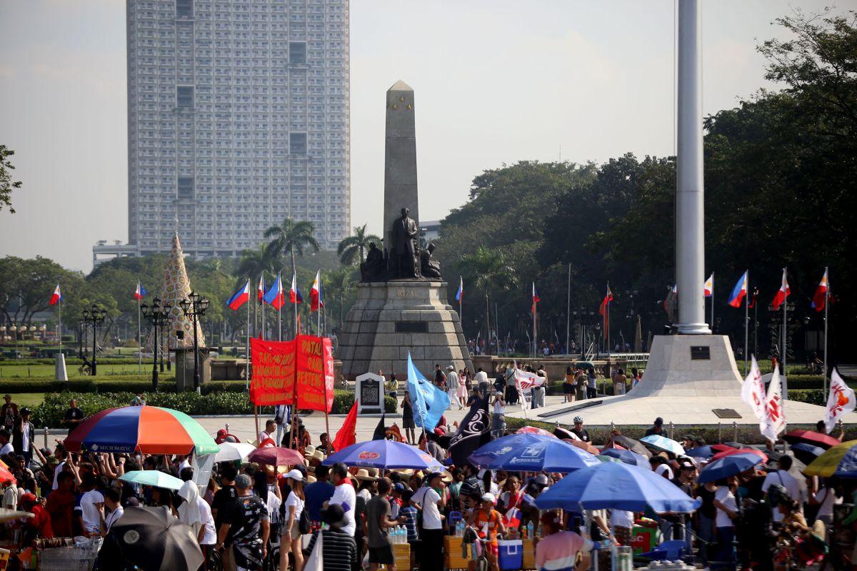 Protesters gather at Rizal Park to denounce corruption | Photos | GMA ...