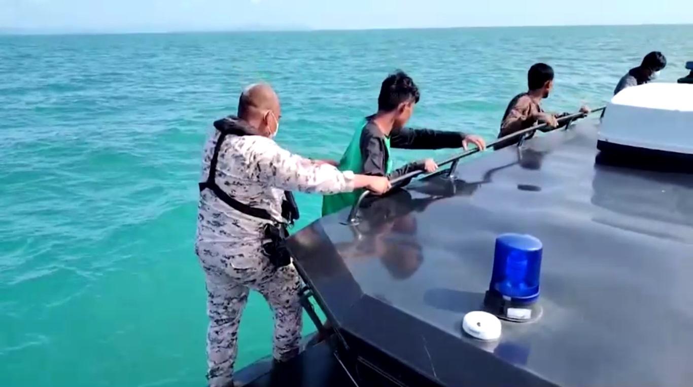 Boat with Rohingya migrants sinks off Malaysia, hundreds missing