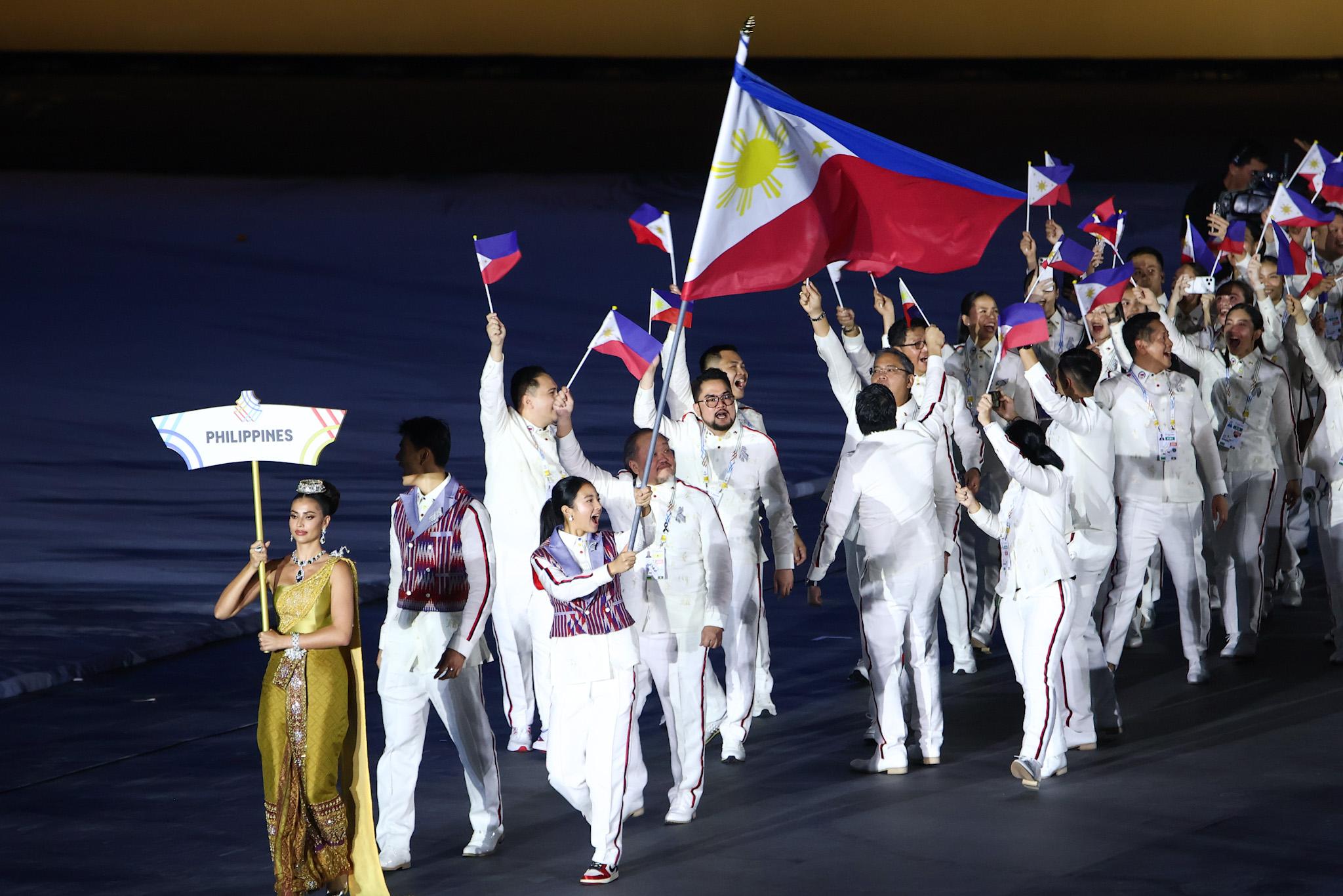 Anntonia Porsild carries Team Philippines placard in SEA Games opening