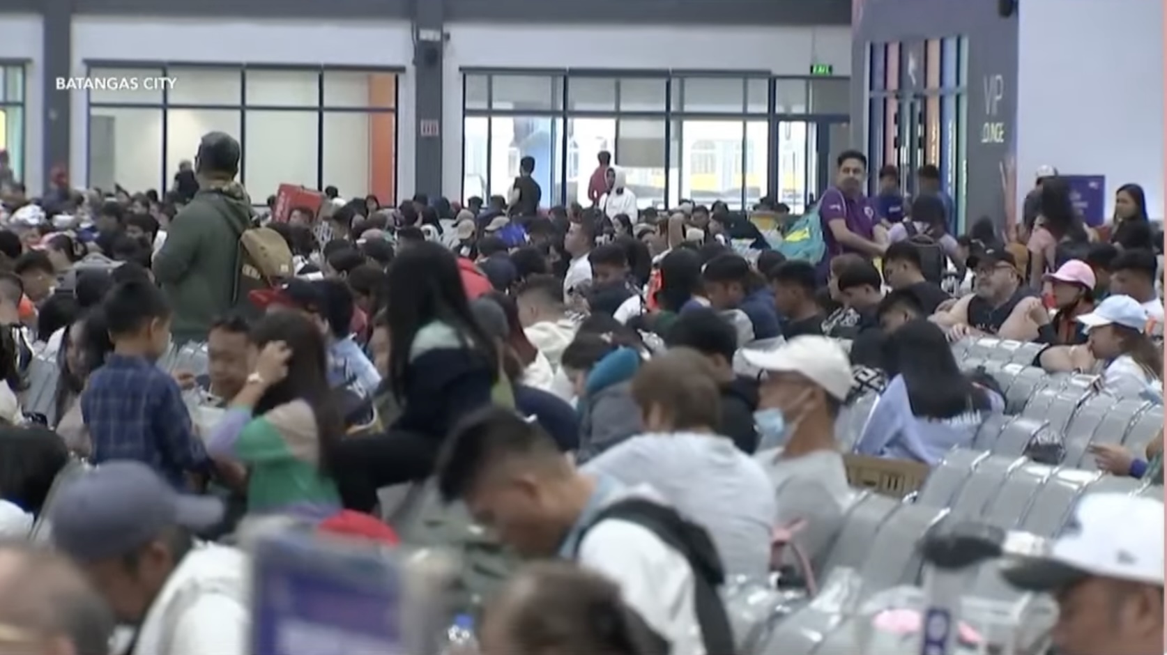 Many travelers continued to rush at bus terminals, seaports, airports, as well as expressways on Christmas Eve on Wednesday.