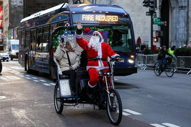 A pedicab driver in a Santa Claus outfit | Photos | GMA News Online