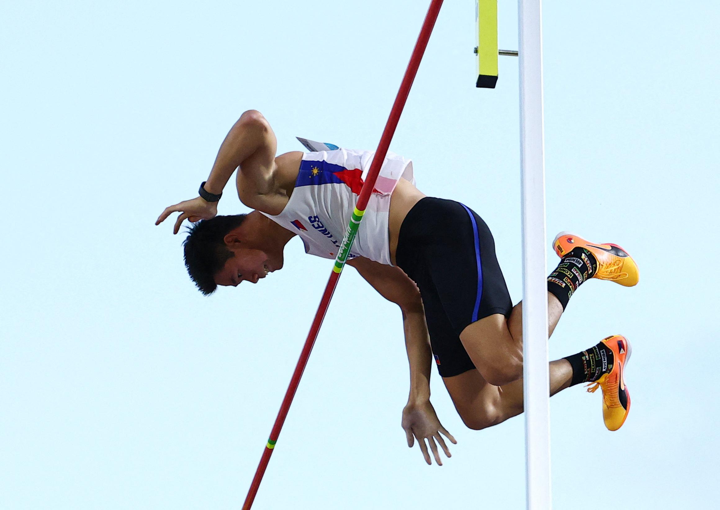 EJ Obiena celebrates Christmas with family for the first time in eight years