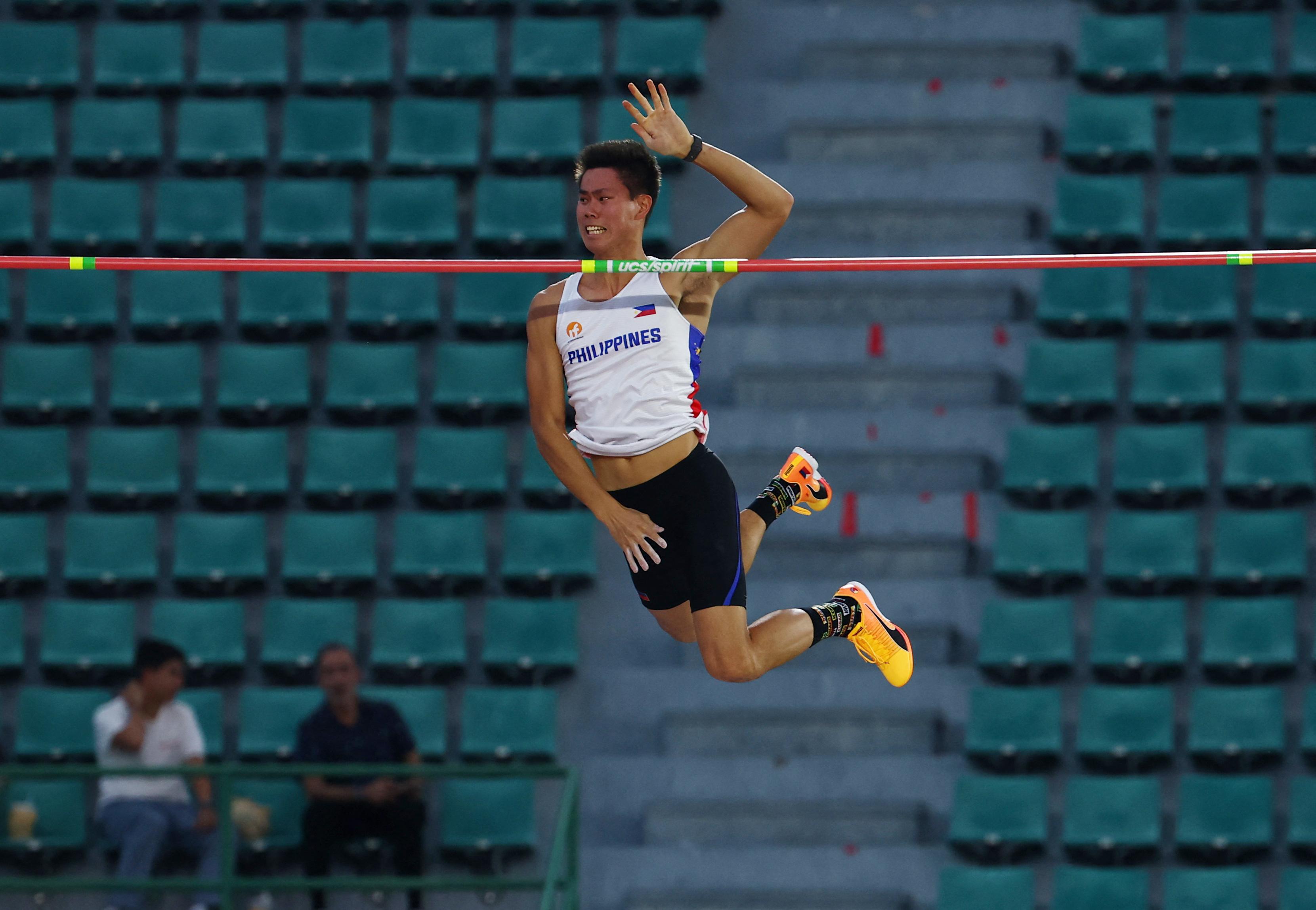 EJ Obiena bags bronze to open indoor season