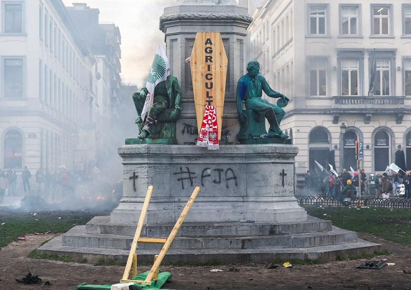 Farmers rally in a large-scale protest in Brussels | Photos | GMA News ...