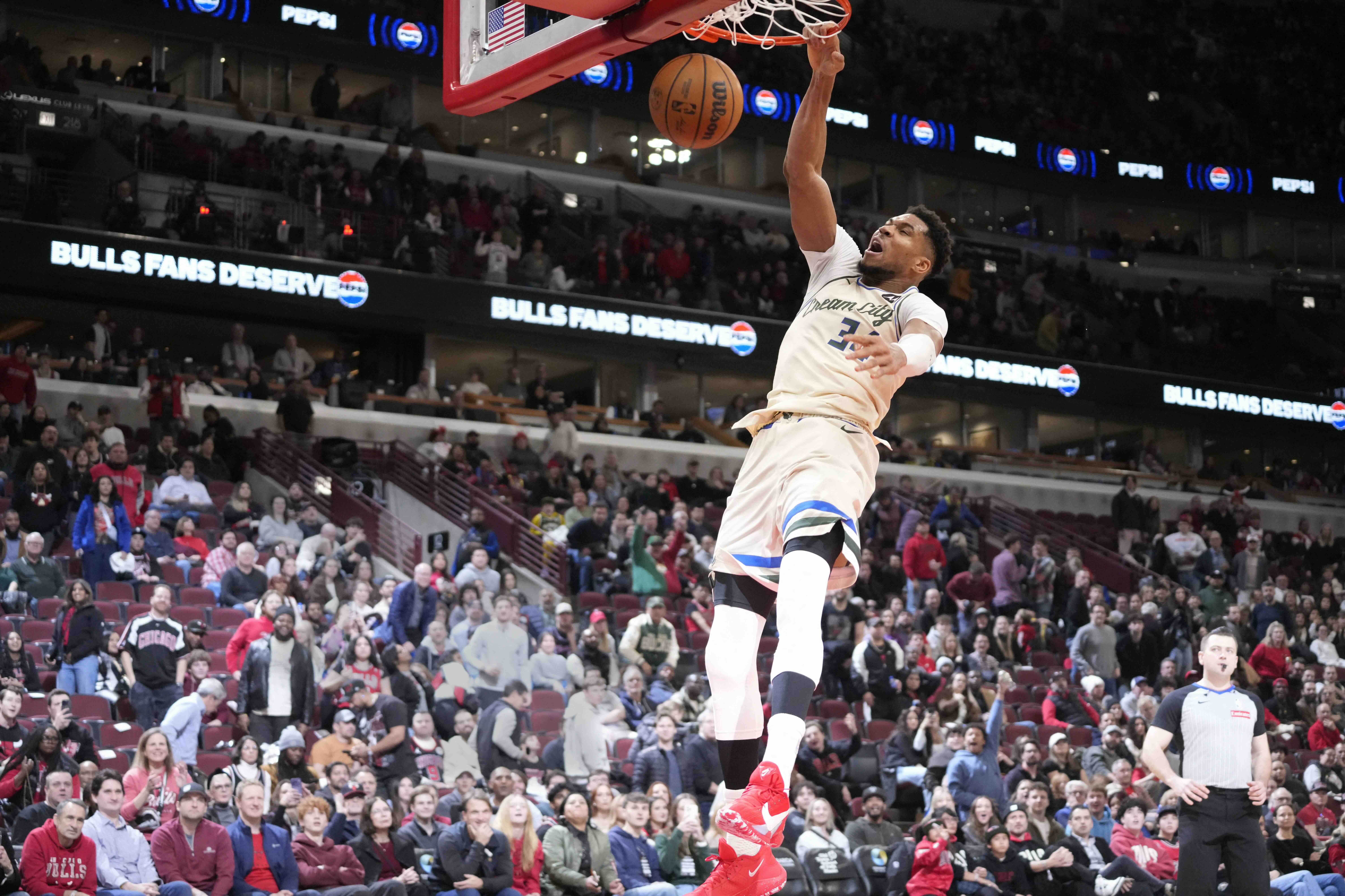 Giannis Antetokounmpo Bucks vs Bulls NBA