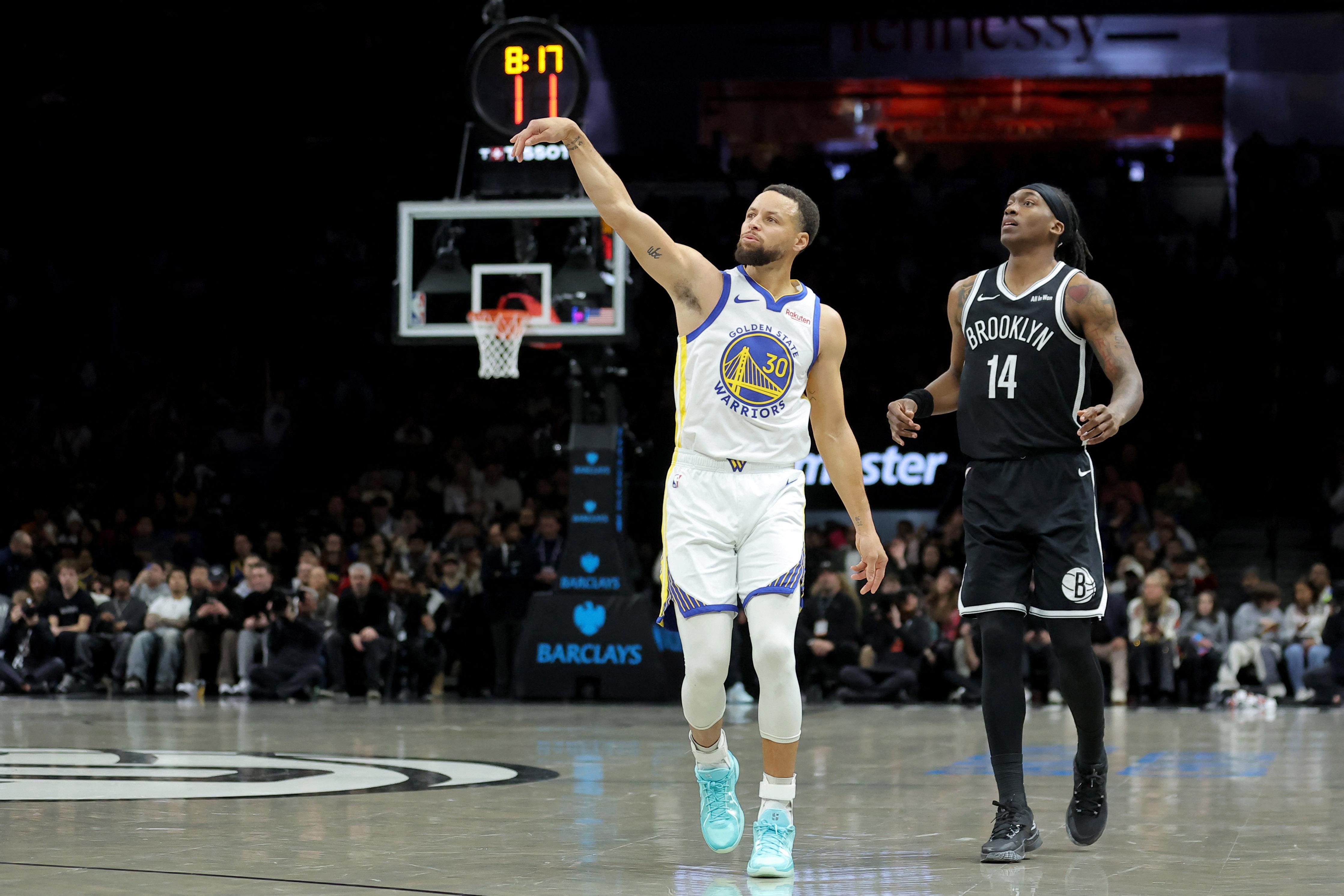 NBA: Stephen Curry propels Warriors over Nets