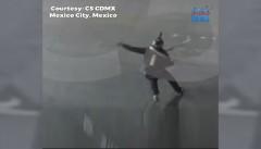 Skydiver, muntik mabigti nang sumabit sa poste ng traffic light ang kaniyang parachute 