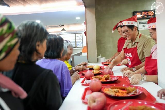 President Marcos serving meals to beneficiaries of the Walang Gutom Kitchen in Pasay City on Wednesday, Dec. 17, 2025.