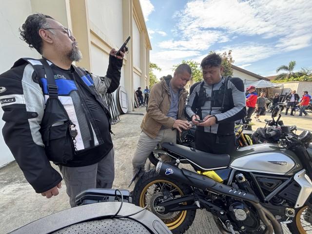 Tunay na Rider&acirc;s Ibba Rasul and Buck Pago setting up their communication systems. Photo by Angelica Pago