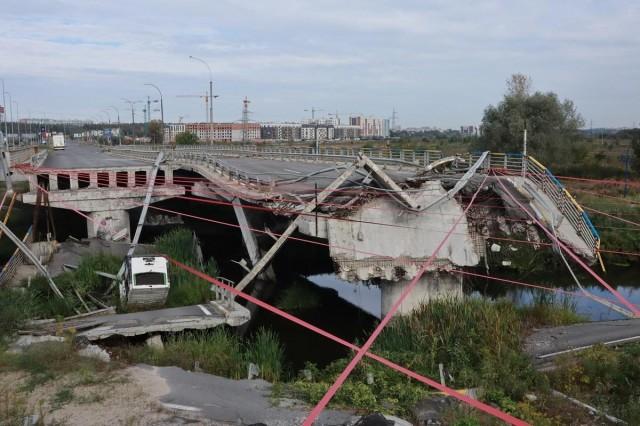 Ukrainian forces blew up the Irpin Bridge in late February 2022 to block the passage of Russian troops planning to move towards Kyiv after occupying the area and the nearby city of Bucha. Now, the bridge has been preserved intact, and a small marker explains the battle that took place there. Andy Pe&Atilde;&plusmn;afuerte III