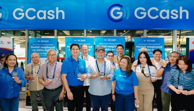 FROM LEFT: LTFRB Chairperson Vigor Mendoza II, BSP Deputy Governor Mamerto Tangonan, GCash for Business Head Jong Layug, DOTr Undersecretary Ramon Reyes, DOTr Acting Secretary Giovanni Lopez, DOTr Usec. Jonathan Ronulo, DOTr Usec. Steven Pastor, GCash Chief Compliance Officer Cef Sison, Metro Mega Manila Consortium Transport Corp. Corporate Secretary Sheryl Ong, DOTr Dir. Joshua Rodriguez, LTFRB Executive Director Loumer Bernabe, and DOTr Spokesperson for Business Infrastructure Maricar Bautista.